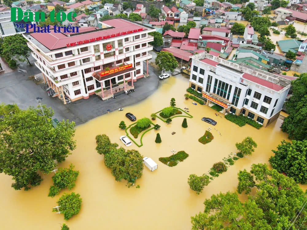 (PS ẢNH LỤT Ở YÊN BÁI - ĐÃ BT) Thành phố Yên Bái chìm trong biển nước, gần 8.000 ngôi nhà bị ngập, 10 người chết và mất tích 4