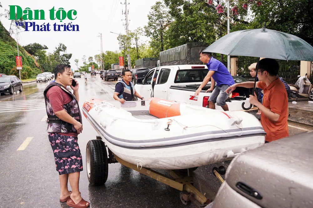 Huy động trên 2.100 ô tô, tàu xuồng, máy xúc các loại và hơn 70.000 trang thiết bị khác phục vụ công tác phòng, chống bão lũ