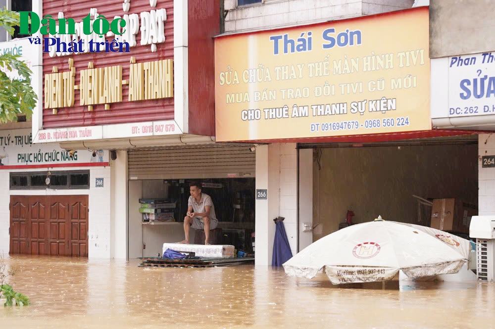 (PS ẢNH LỤT Ở YÊN BÁI - ĐÃ BT) Thành phố Yên Bái chìm trong biển nước, gần 8.000 ngôi nhà bị ngập, 10 người chết và mất tích 7