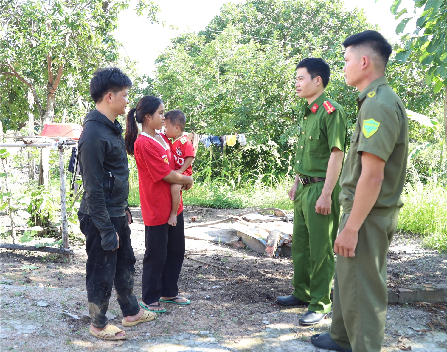 Công an huyện Ea H’leo tuyên truyền cho thanh niên về tác hại của ma túy