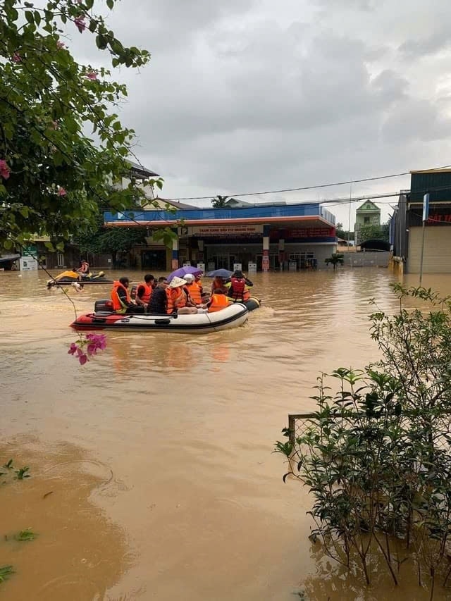 Nhiều nơi ở Thái Nguyên chìm trong biển nước. Ảnh: Otofun