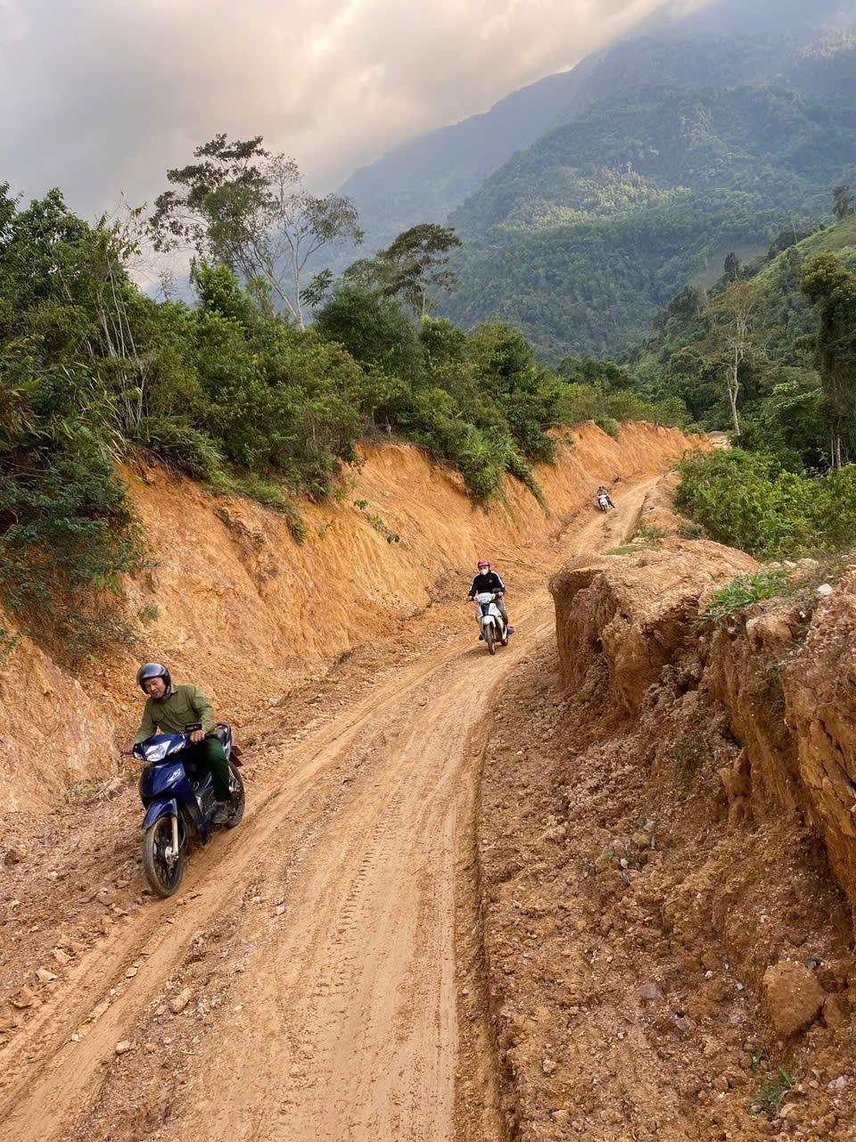 Đường vào Huôi Máy ngày nắng ráo