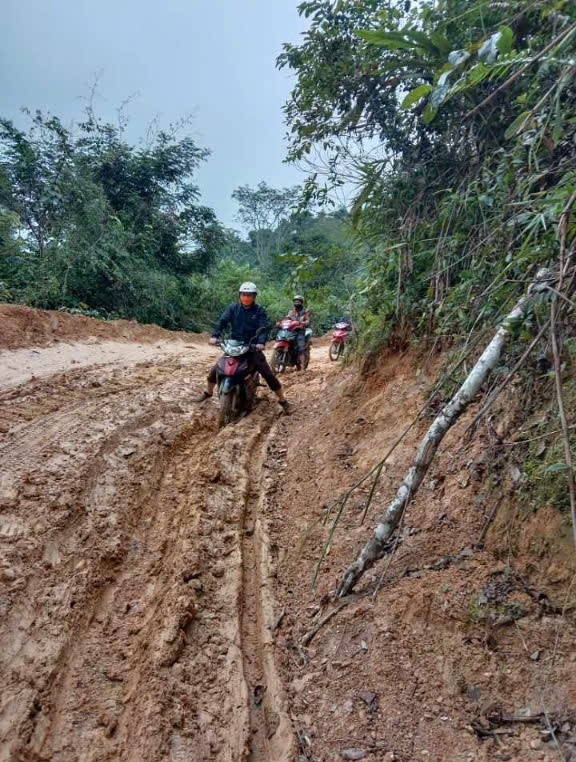 Và đường vào Huôi Máy khi mưa xuống...