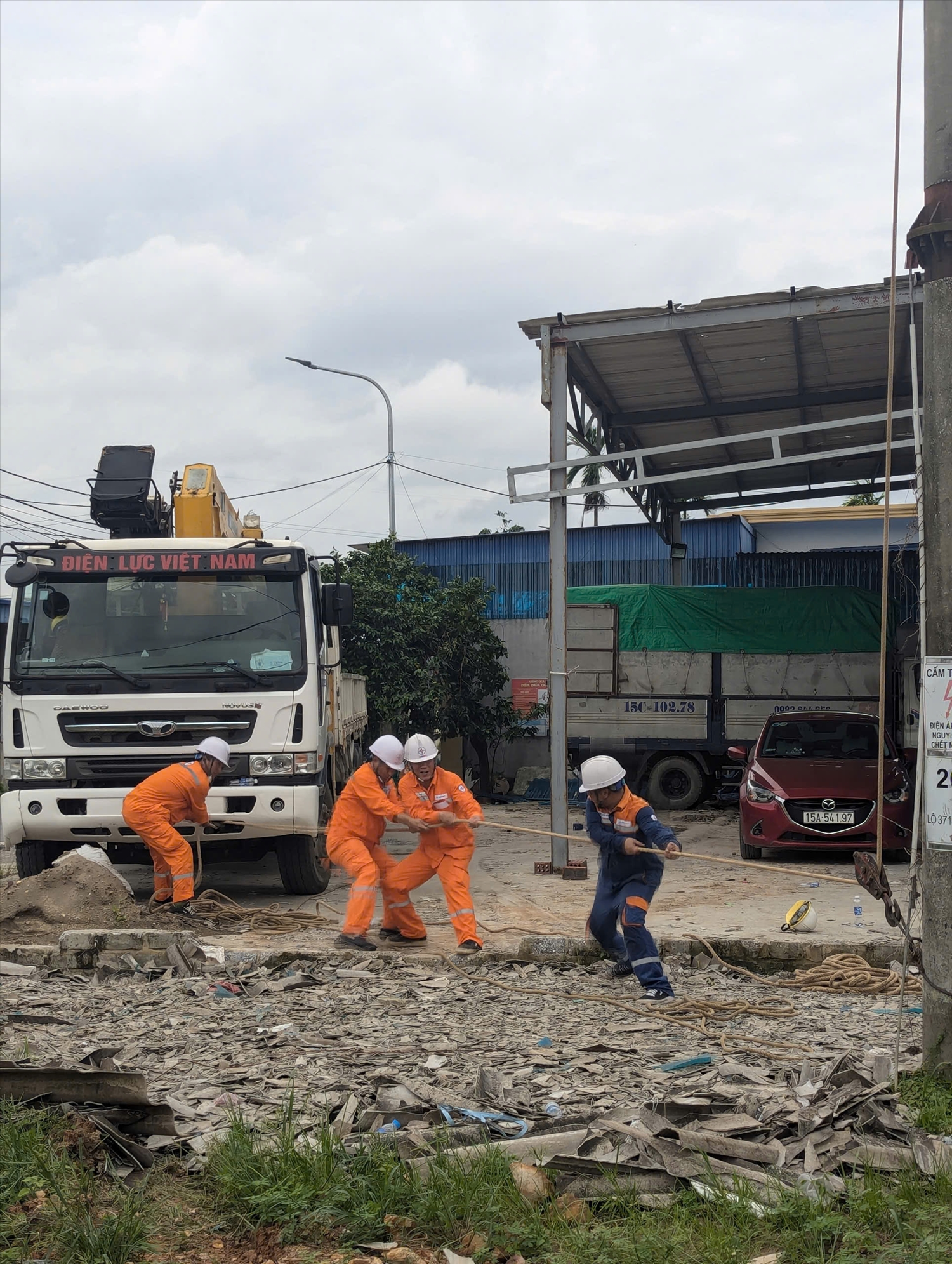 Xung kích Tổng công ty Điện lực miền Bắc đang nỗ lực từng giờ để cấp điện trở lại sớm nhất cho khách hàng 3