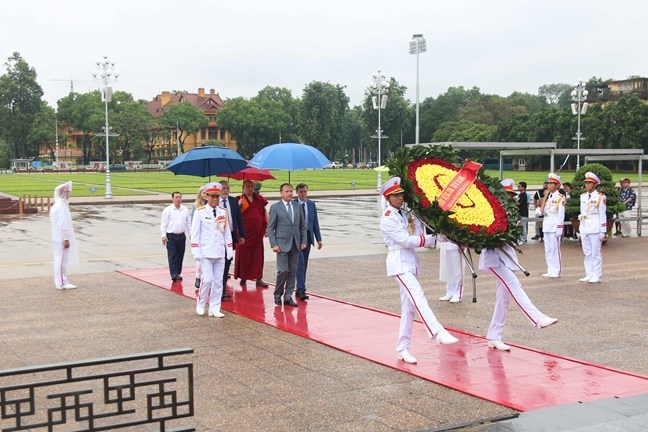 Đoàn đại biểu Phòng Xã hội Liên bang Nga do ông Alexander Shkolnik, Phó Chủ tịch Phòng Xã hội Liên bang Nga làm Trưởng đoàn viếng Lăng Chủ tịch Hồ Chí Minh (Ảnh Quang Vinh)