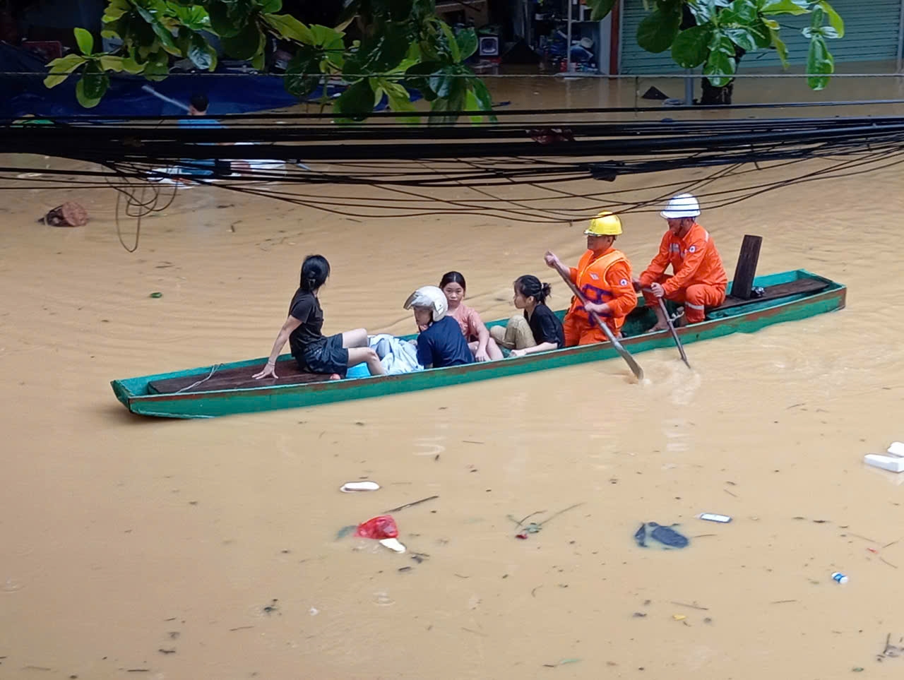 Điện lực Lào Cai tham gia hỗ trợ người dân di chuyển về nơi an toàn