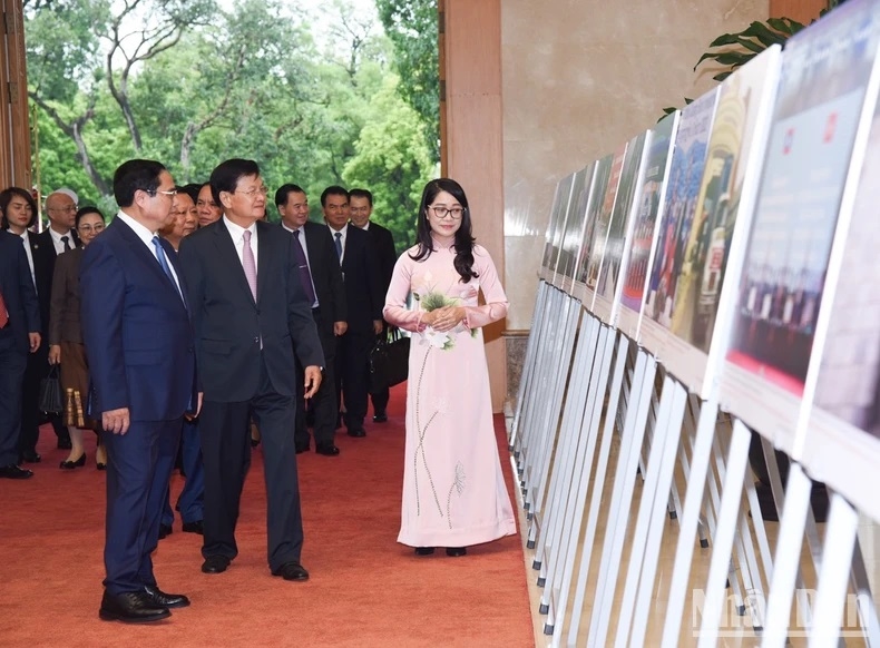 Thủ tướng Phạm Minh Chính giới thiệu với Tổng Bí thư, Chủ tịch nước Lào Thongloun Sisoulith những bức ảnh nói về quan hệ hữu nghị đặc biệt hai nước. (Ảnh: TRẦN HẢI)