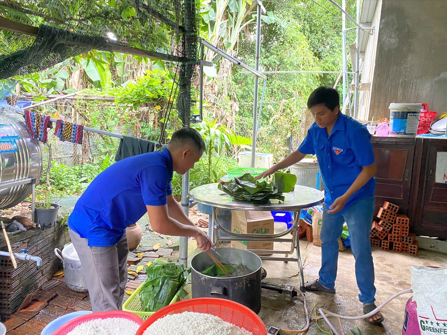 Đoàn viên Thanh niên Quảng Ngãi chung tay gói bánh để gửi cho bà con đang gặp thiệt hại do bão số 3.