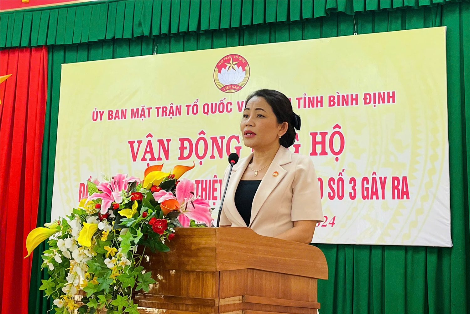 Bà Nguyễn Thị Phong Vũ - Trưởng Ban Dân vận Tỉnh ủy, Chủ tịch Ủy ban MTTQ Việt Nam tỉnh Bình Định phát biểu tại buổi vận động.