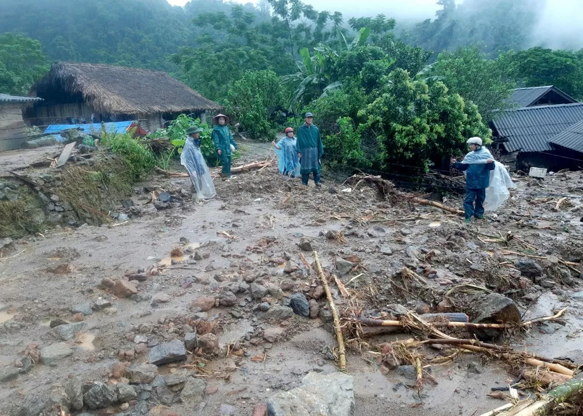 Sạt lở đất, đá tại thôn Đồng Tâm, xã Yên Thành (Quang Bình) làm 5 nhà bị vùi lấp, nhiều hộ có nguy cơ mất nhà.