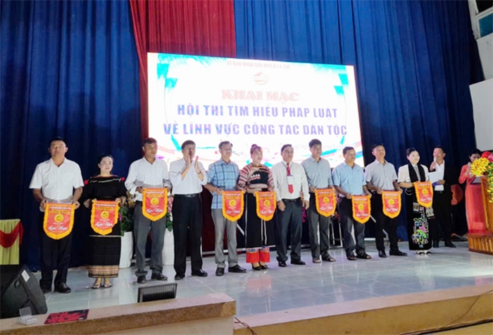 Trưởng ban Dân tộc tỉnh Đắk Lắk Nguyễn Kính trao Cờ lưu niệm cho các đội thi