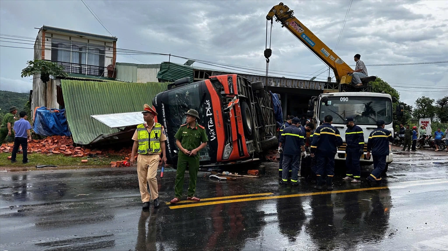 Lực lượng chức năng làm nhiệm vụ tại hiện trường