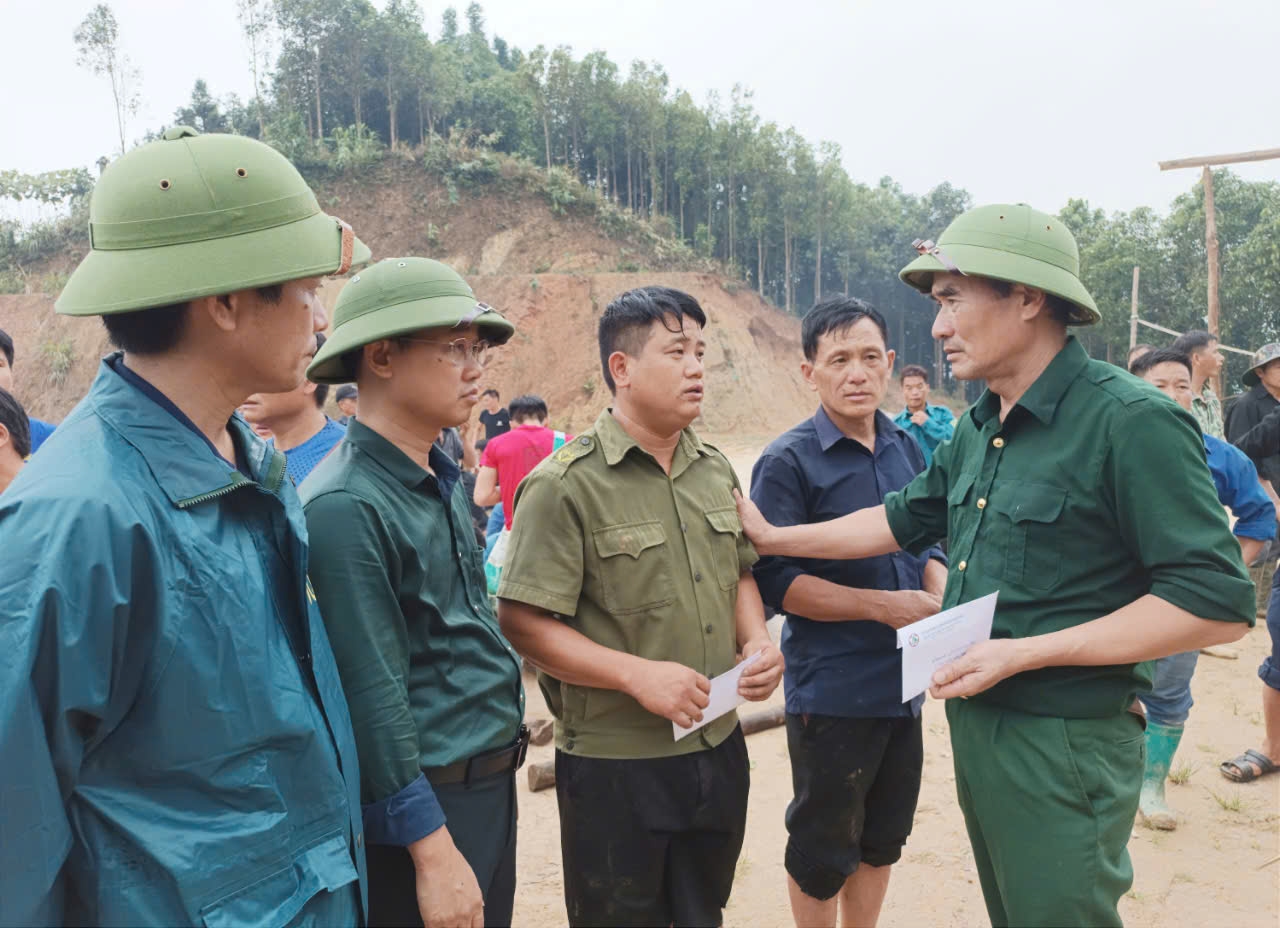 Ông Vũ Xuân Cường - Phó Bí thư Thường trực Tỉnh ủy thăm hỏi, động viên các gia đình gặp nạn ở thôn Nậm Tông