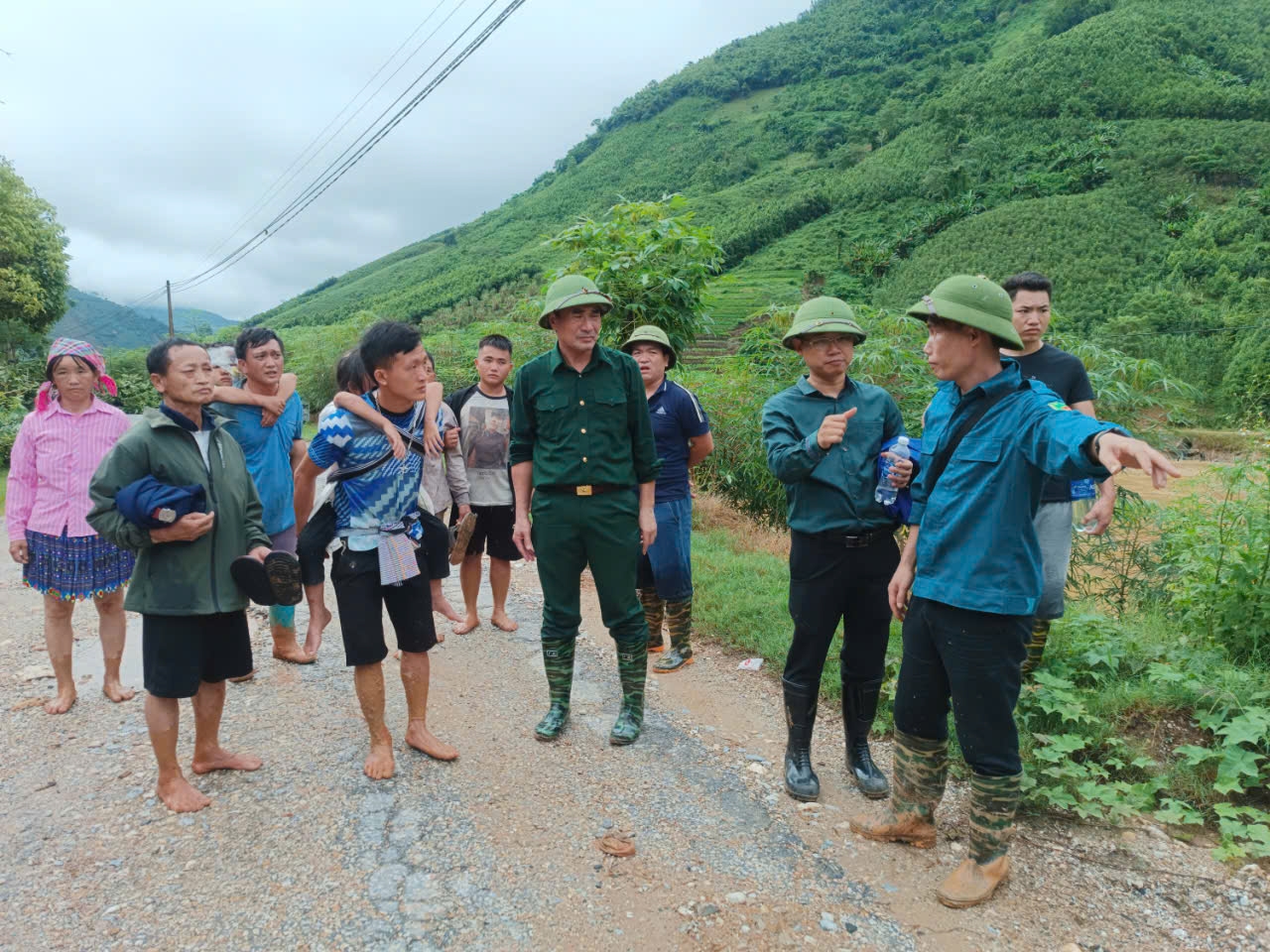 Ông Vũ Xuân Cường - Phó Bí thư Thường trực Tỉnh ủy trực tiếp chỉ đạo công tác tìm kiếm cứu nạn tại thôn Nậm Tông