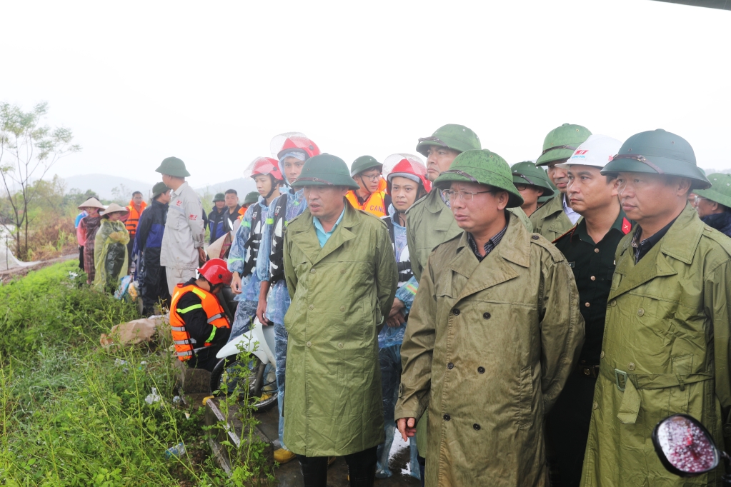 Chủ tịch UBND tỉnh Quảng Ninh Cao Tường Huy chỉ đạo khắc phục tại đê Hồng Phong