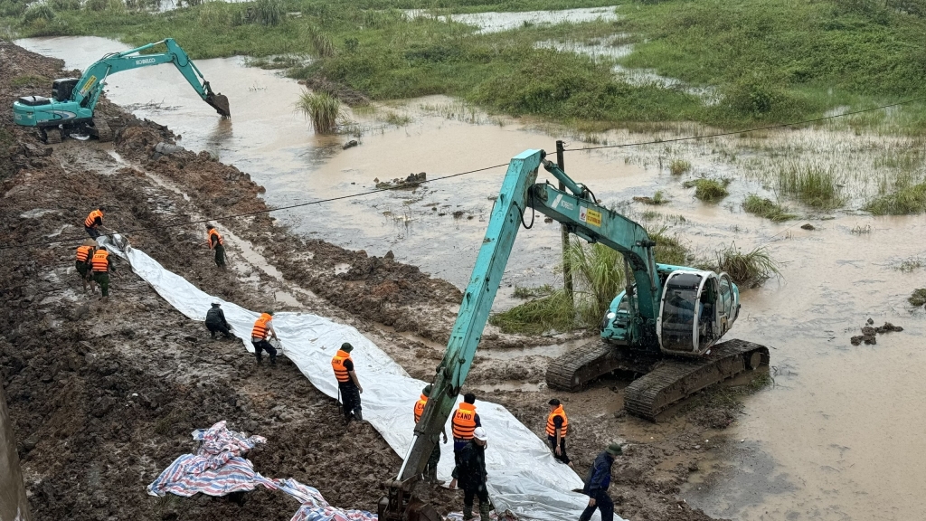 Các lực lượng triển khai phương án khắc phục tại đê Hồng Phong, TX Đông Triều