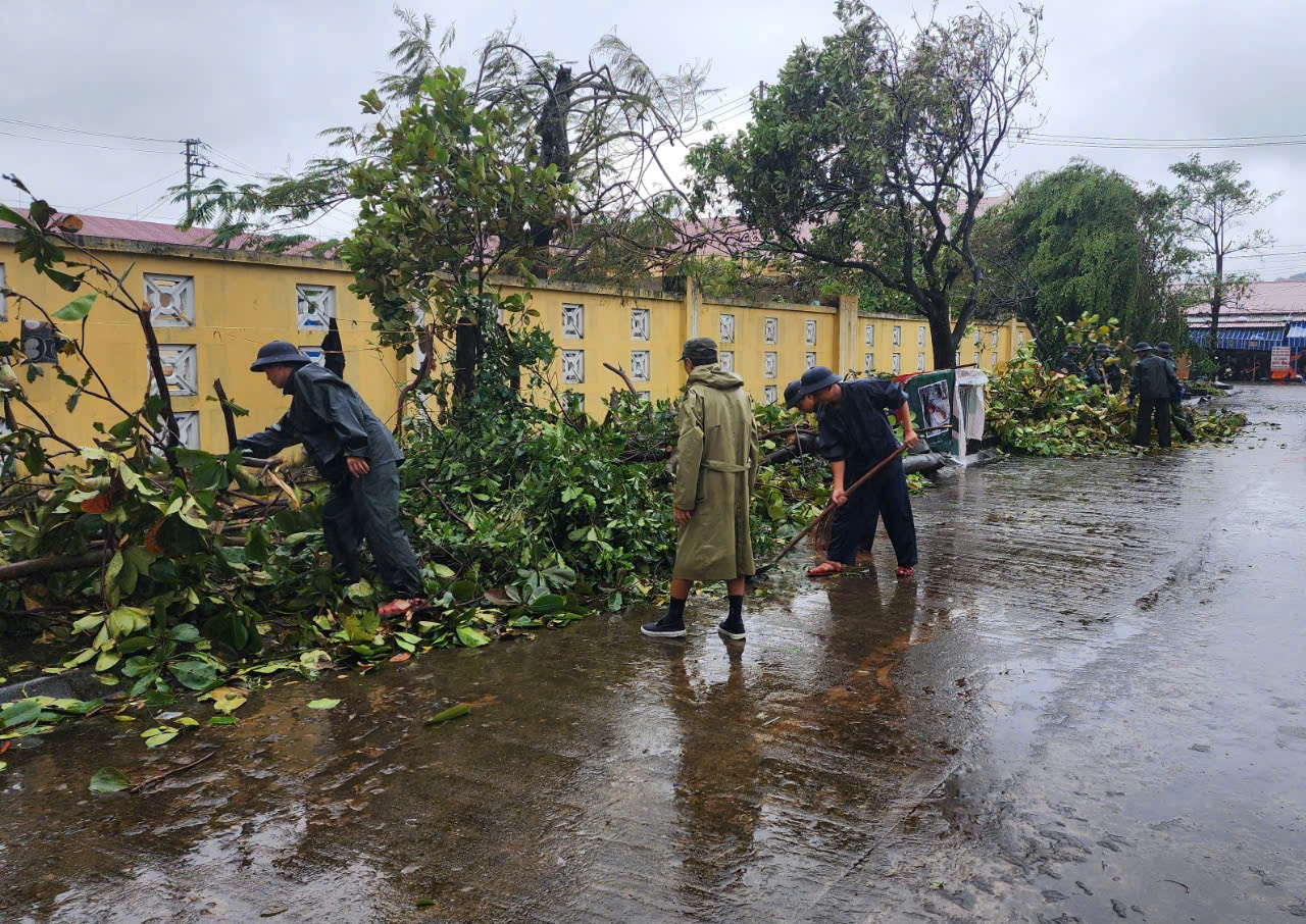 Cán bộ, chiến sỹ Lữ đoàn 170 Hải quân hỗ trợ chặt cây ngã đổ, dọn dẹp vệ sinh