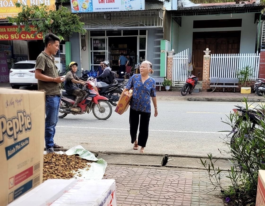 Bà Nguyễn Thị Lan – Thôn 14B, xã Đăk Pék, huyện Đăk Glei mang thùng mì tôm đến điểm tiếp nhận gửi ủng hộ đồng bào các tỉnh phía Bắc bị ảnh hưởng do bão, lũ