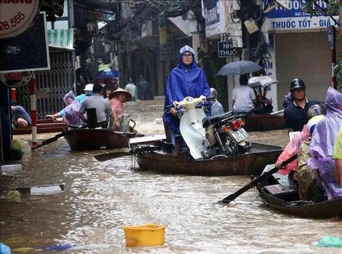 Hình ảnh những con đò dọc ngang trên ""đường" ở phường Phúc Tân, quận Hoàn Kiếm như thế này đã hàng chục năm mới lặp lại (ảnh chụp lúc 14h10 ngày 11/9). Ảnh: An Đăng/TTXVN