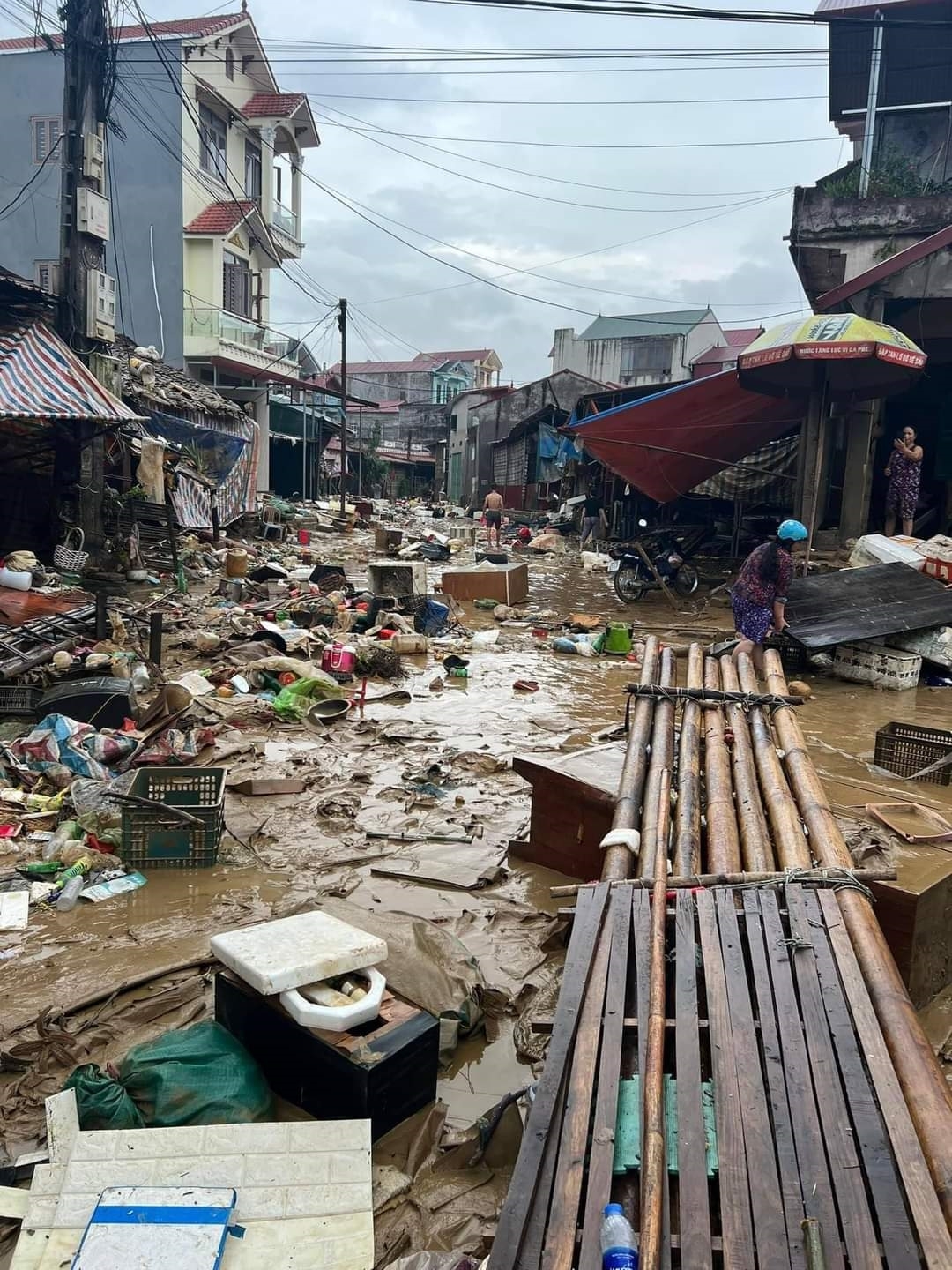 Đường phố của thị trấn Thất Khê, Tràng Định, Lạng Sơn cũng đang tràn ngập rác sau trận lụt