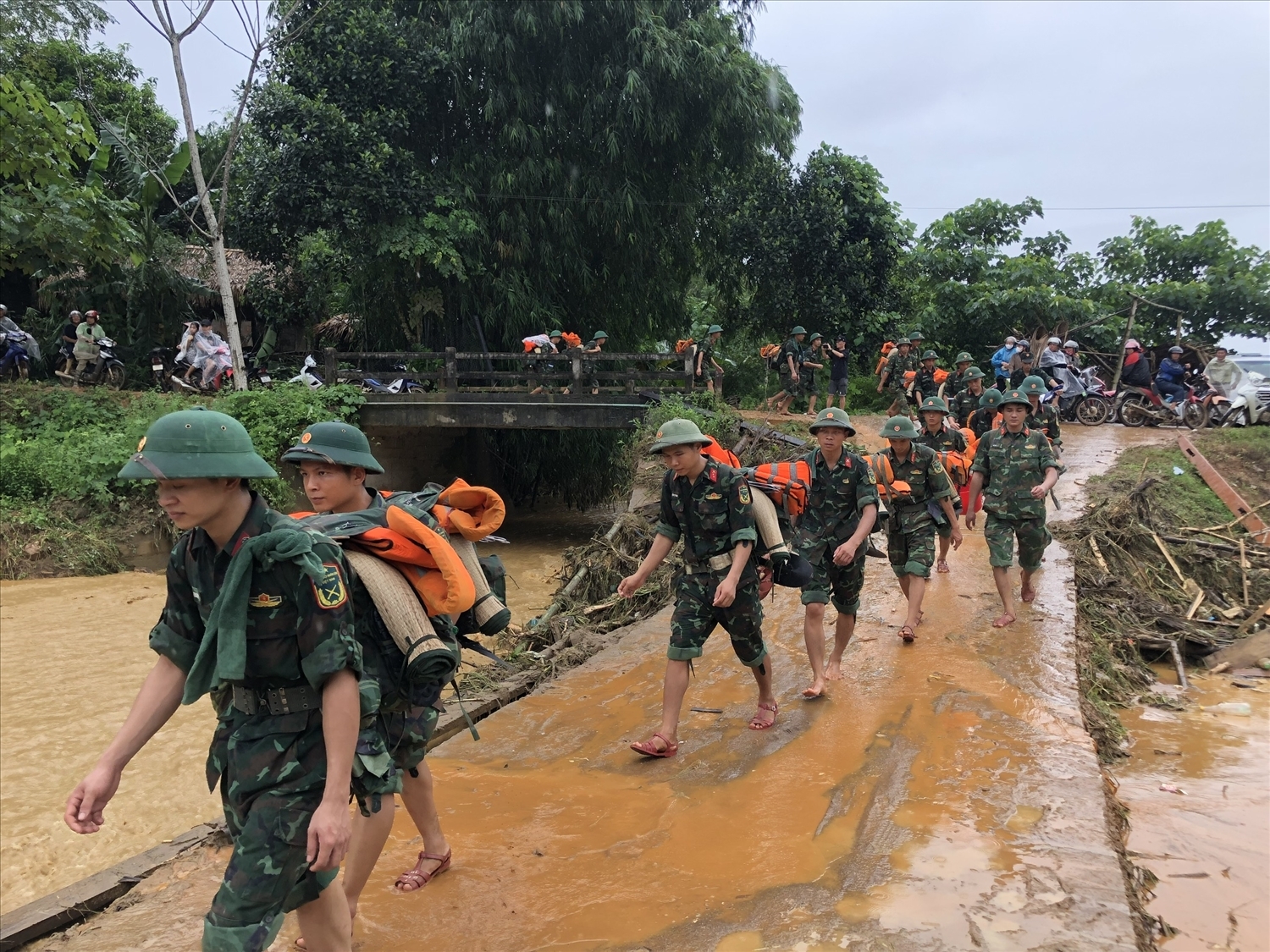 Các lực lượng tiếp tục được tăng cường để phục vụ công tác tìm kiếm, cứu nạn Lào Cai