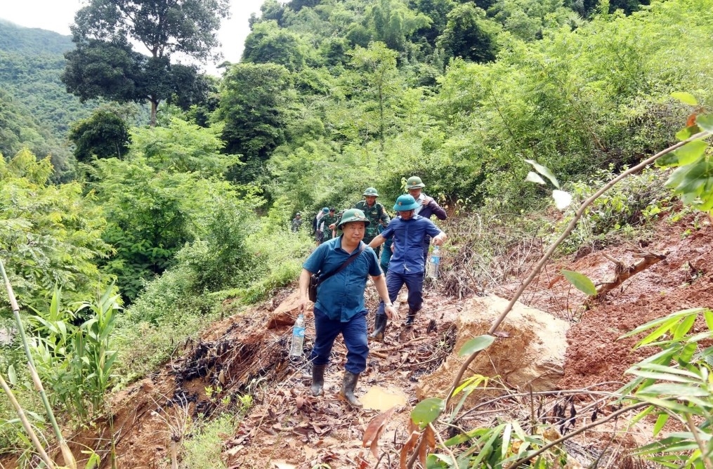 Ông Lỳ Bá Thái - Phó Bí thư Huyện ủy Kỳ Sơn dẫn đầu đoàn công tác tiếp cận bản Cha Nga bằng đường bộ. (Ảnh: Đào Thọ)