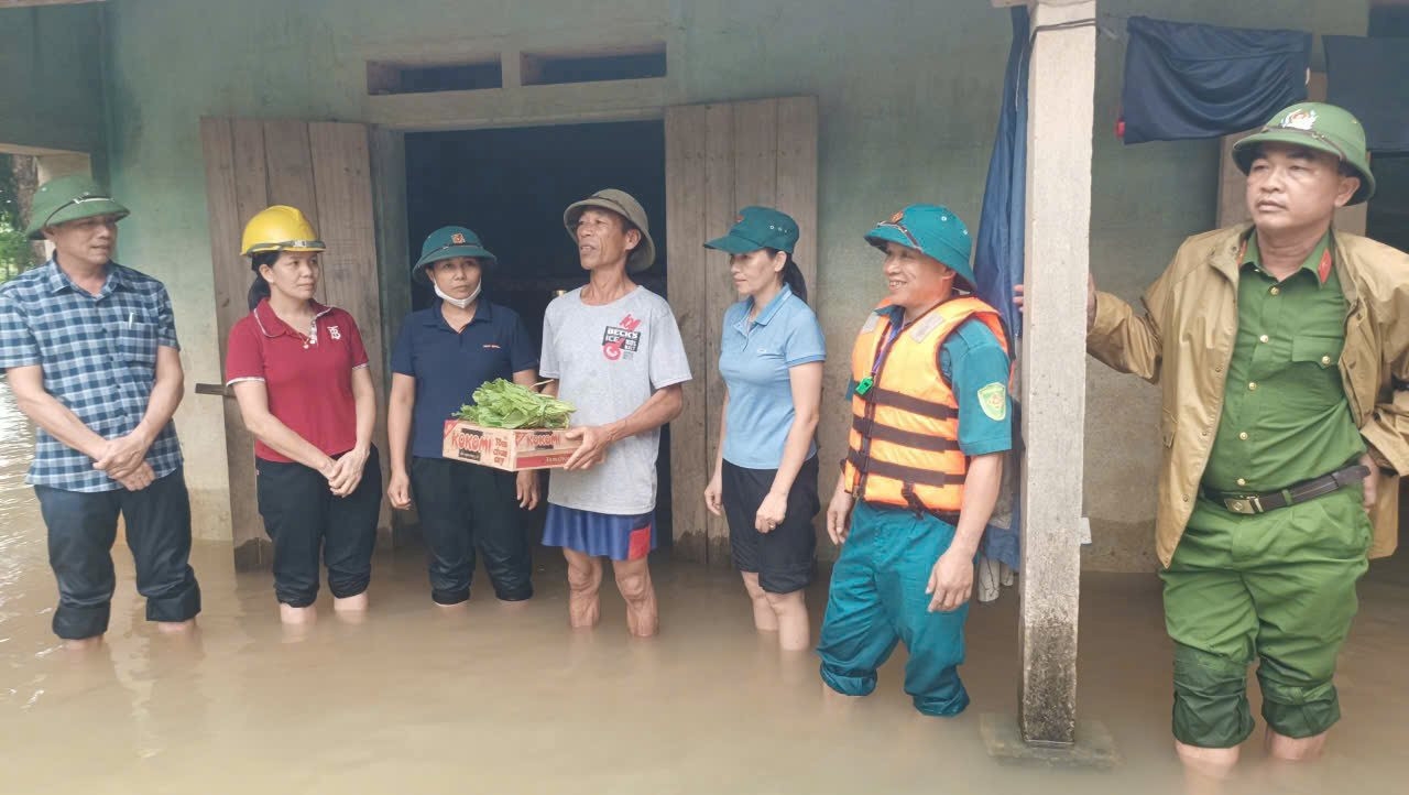 Chính quyền xã Thành Trực cùng lực lượng chức năng hỗ trợ nhu yếu phẩm cho người dân trong khu vực bị ngập lụt