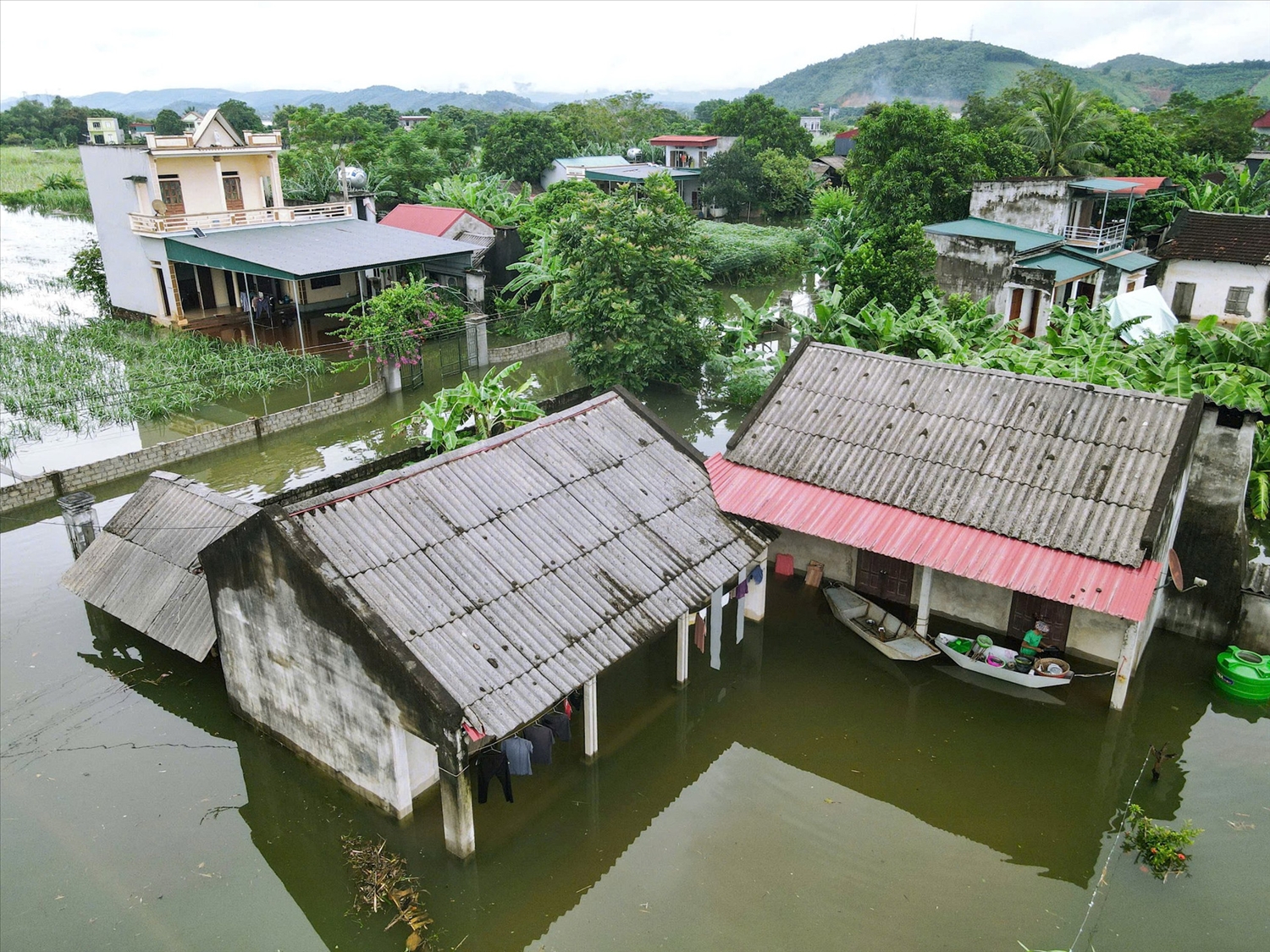 Nước lũ dâng cao tràn vào nhà dân ở khu phố Ngọc Bồ, thị trấn Kim Tân, huyện Thạch Thành, tỉnh Thanh Hóa