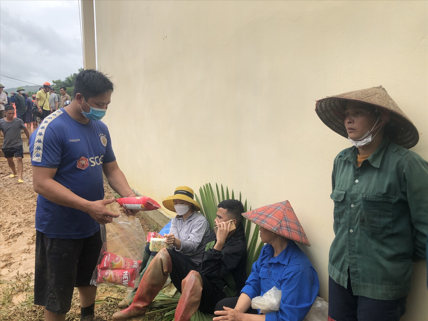 Những chai nước, chiếc bánh được chuyển tới những người thân của các nạn nhân đang ngóng chờ tin tức