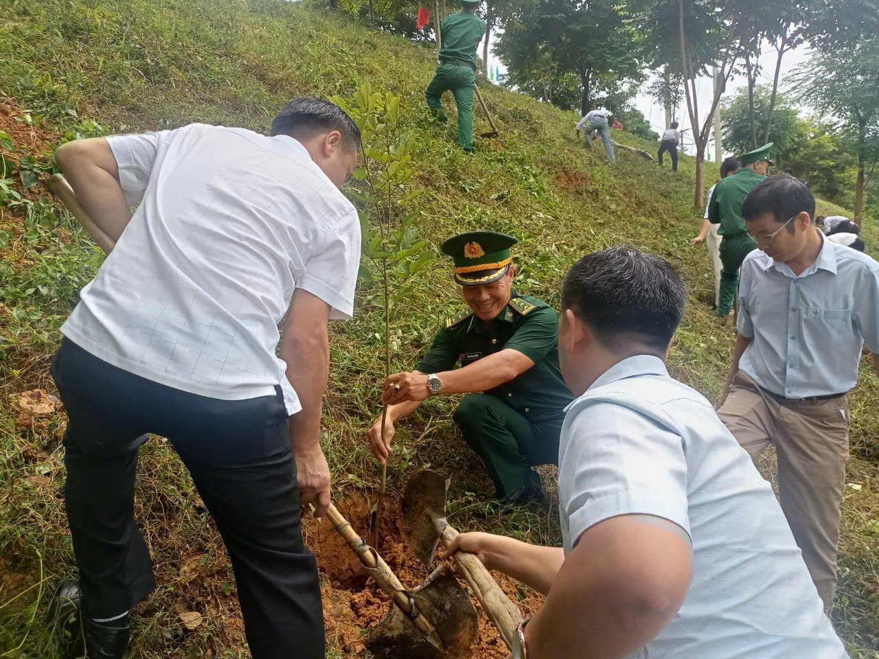 Lãnh đạo địa phương và cán bộ, chiến sĩ Đồn Biên phòng Nhôn Mai trồng cây phủ xanh đất trống đồi trọc