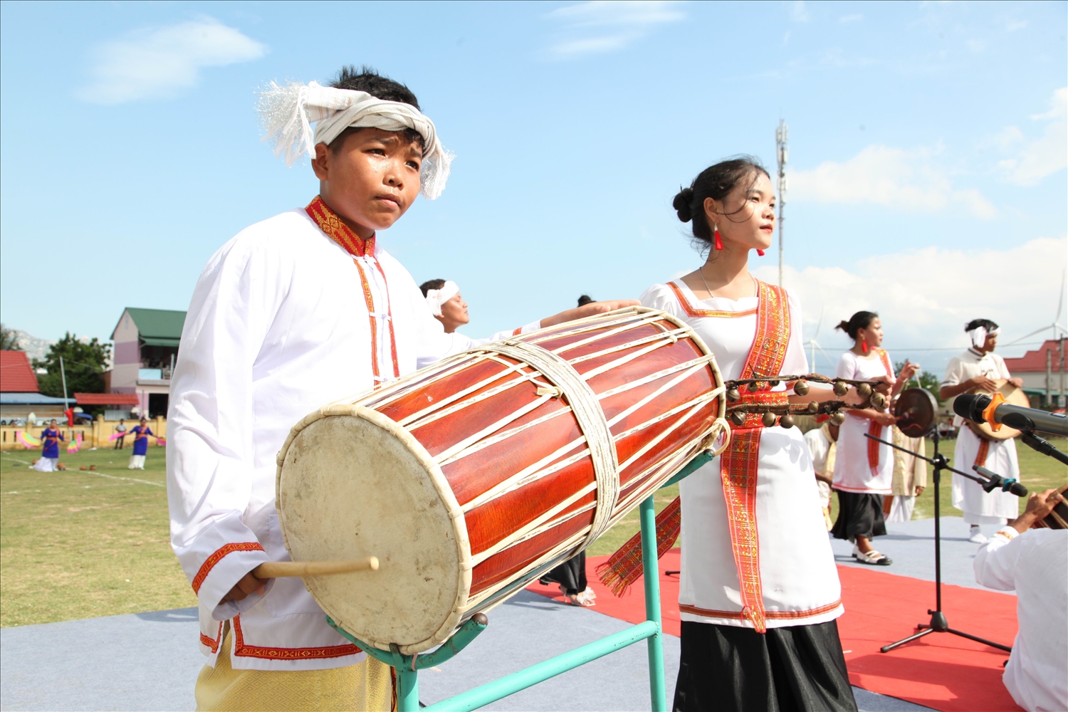 Cháu Thiết Ngọc Thuật được ông nội Phú Bình Đồn truyền dạy biểu diễn trống ghi năng. 