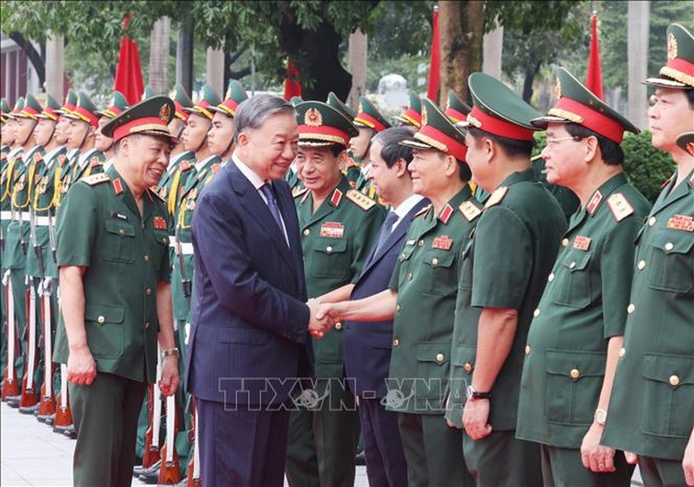 Tổng Bí thư, Chủ tịch nước Tô Lâm với Lãnh đạo Bộ Quốc phòng và Học viện Quốc phòng - Ảnh: TTXVN