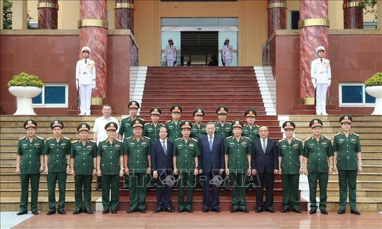 Tổng Bí thư, Chủ tịch nước Tô Lâm với Lãnh đạo Bộ Quốc phòng và Học viện Quốc phòng - Ảnh: TTXVN