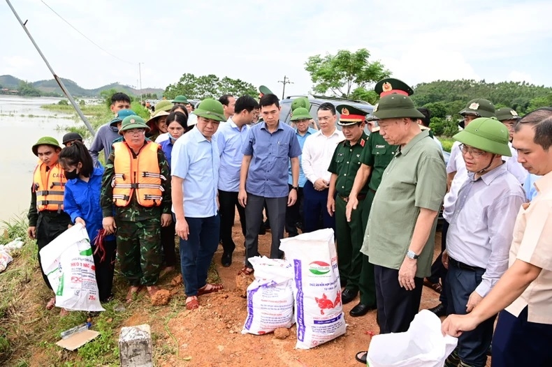 Tổng Bí thư, Chủ tịch nước Tô Lâm trực tiếp đến kiểm tra, nắm tình hình công tác bảo vệ đê sông Lô đoạn qua xã Trường Sinh, huyện Sơn Dương