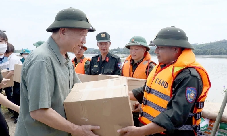 Tổng Bí thư, Chủ tịch nước Tô Lâm tặng quà động viên các lực lượng làm công tác bảo vệ đê sông Lô đoạn qua xã Trường Sinh, huyện Sơn Dương