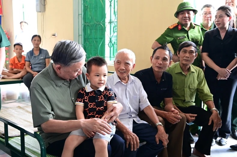 Tổng Bí thư, Chủ tịch nước Tô Lâm đến thăm hỏi, động viên các hộ dân phải di chuyển ra khỏi vùng nguy hiểm có nguy cơ vỡ đê tại xã Trường Sinh