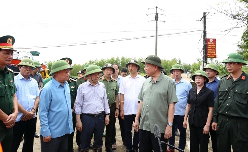 Tổng Bí thư, Chủ tịch nước Tô Lâm trao đổi với lãnh đạo tỉnh Tuyên Quang về việc triển khai các công tác gia cố, bảo vệ đê