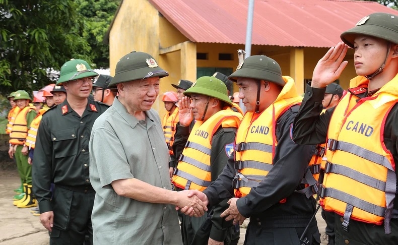 Tổng Bí thư, Chủ tịch nước Tô Lâm đến động viên tinh thần lực lượng công an tỉnh Tuyên Quang đang thực hiện nhiệm vụ gia cố, bảo vệ đê