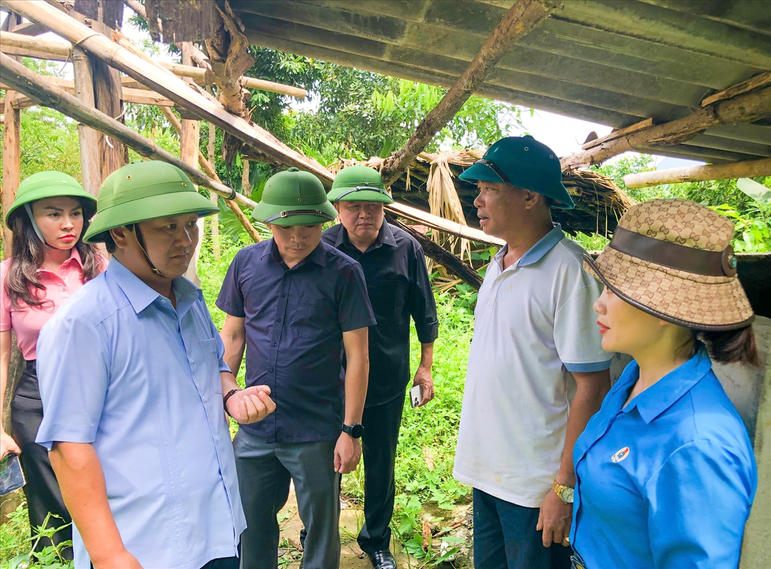 Bộ trưởng, Chủ nhiệm Hầu A Lềnh và Đoàn công tác của UBDT thăm hỏi, động viên lực lượng tìm kiếm người mất tích ở xã Yên Sơn, huyện Bảo Yên