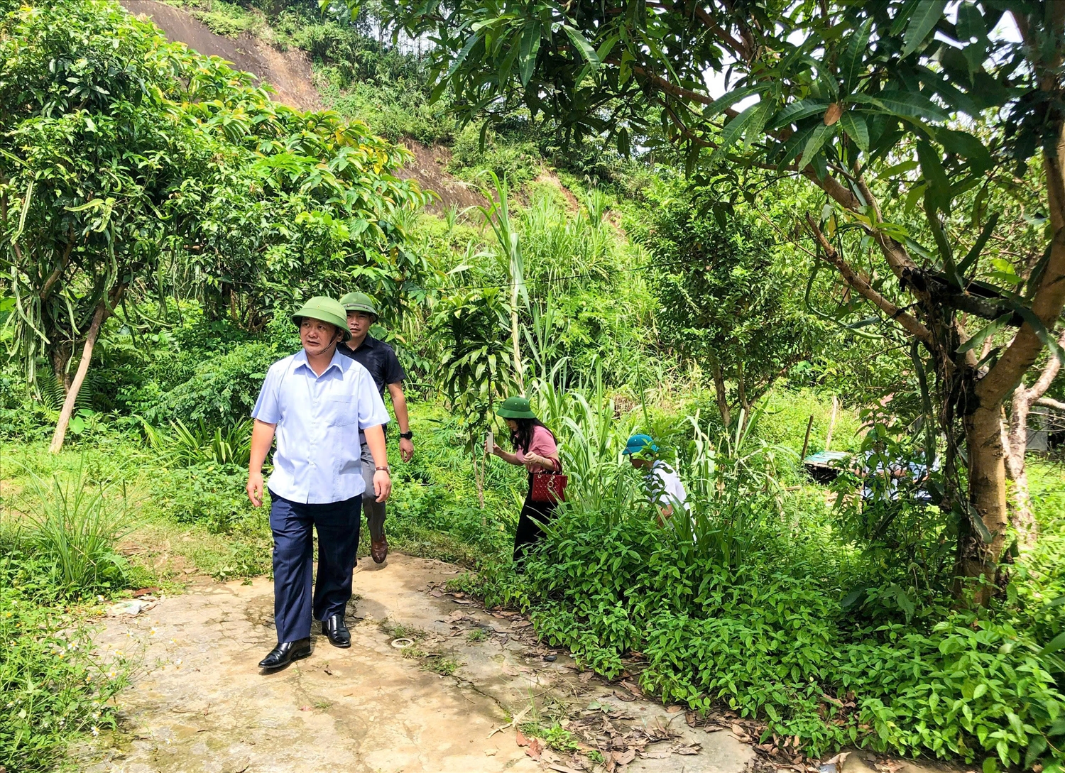 Do nhiều điểm sạt lở gây ách tắc giao thông, Đoàn công tác của UBDT phải đi bộ mới vào được với bà con vùng lũ