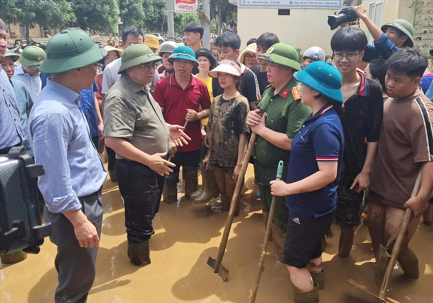 Thủ tướng tới thị sát, động viên người dân và các lực lượng là tổ dân phố Bảo Thắng, phường Hồng Hà, thành phố Yên Bái