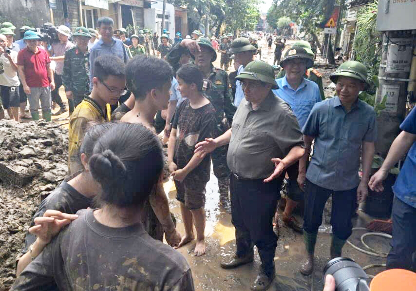 Thủ tướng cũng tới thăm bà con nhân dân ở đường Điện Biên, phường Nguyễn Thái Học