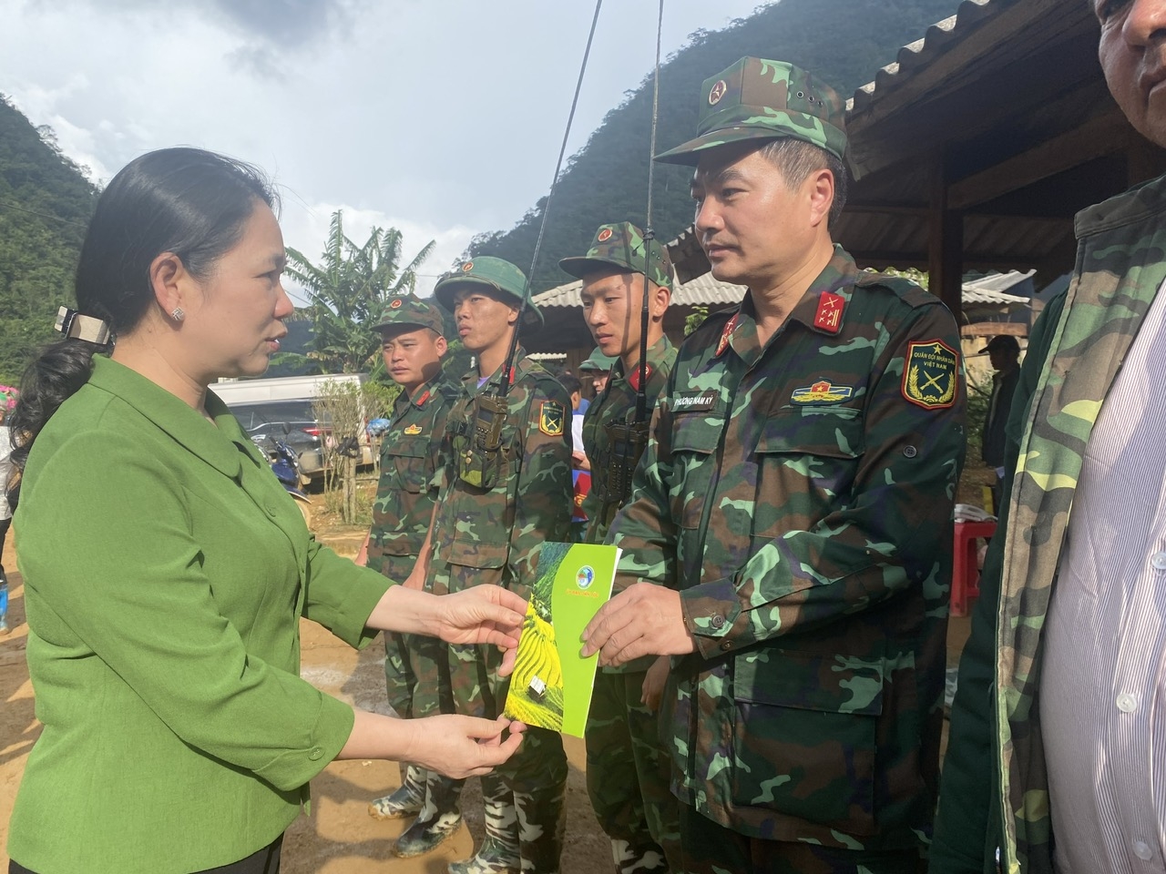 Thứ trưởng, Phó Chủ nhiệm Nông Thị Hà trao quà và động viên lực lượng vũ trang làm nhiệm vụ cứu hộ cứu nạn tại xóm Lũng Lỳ, xã Ca Thành.