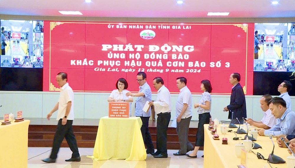 Lãnh đạo các ban, sở, ngành... tham gia ủng hộ tại lễ phát động