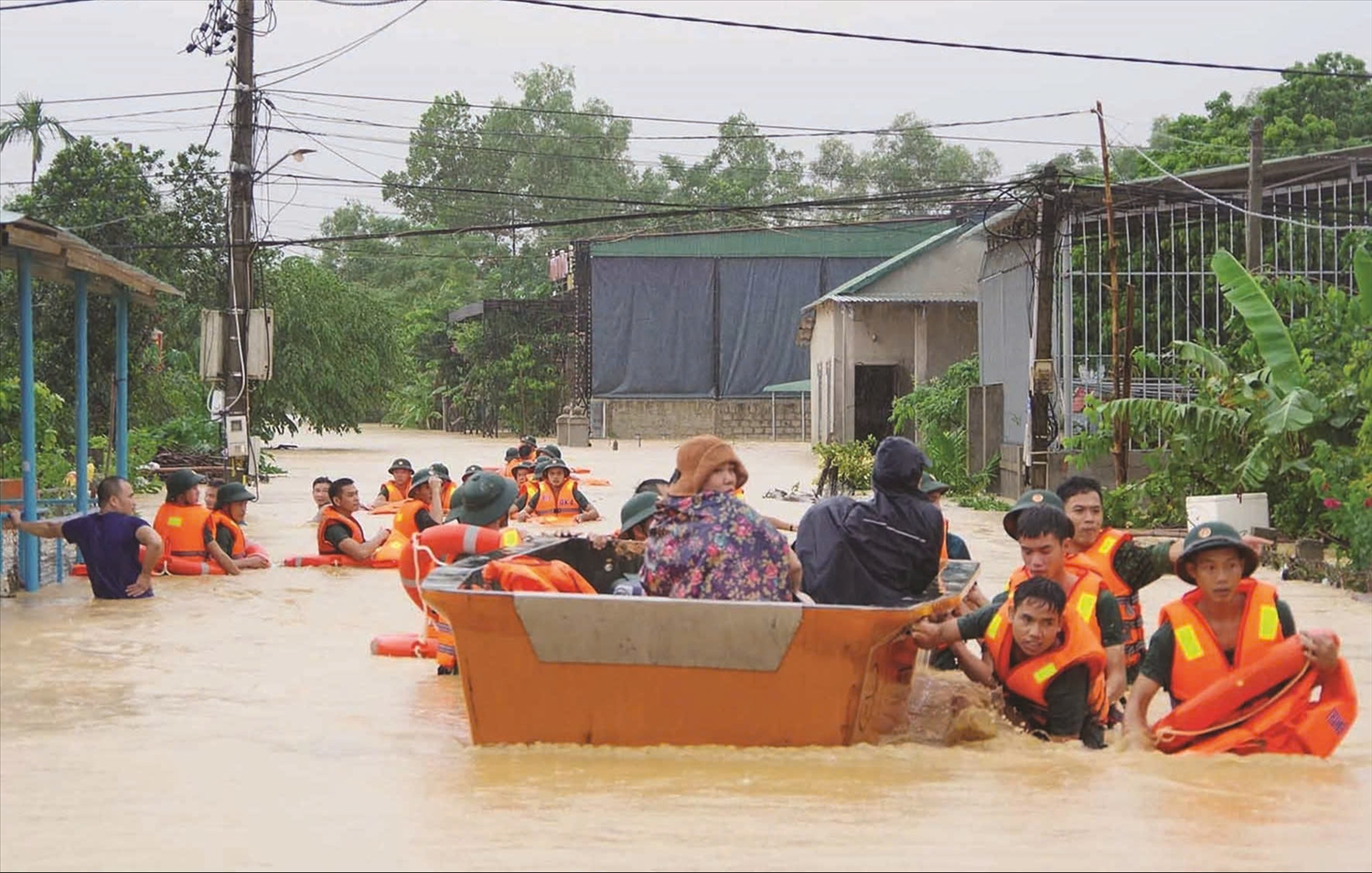 Diễn biến thiên tai còn rất phức tạp. Tình trạng ngập lụt vẫn diễn ra tại nhiều địa phương, khu vực miền Bắc