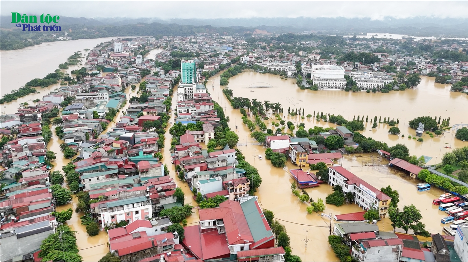 Nước lũ trên địa bàn thành phố Yên Bái và các khu vực lân cận đang rút nhưng rất chậm