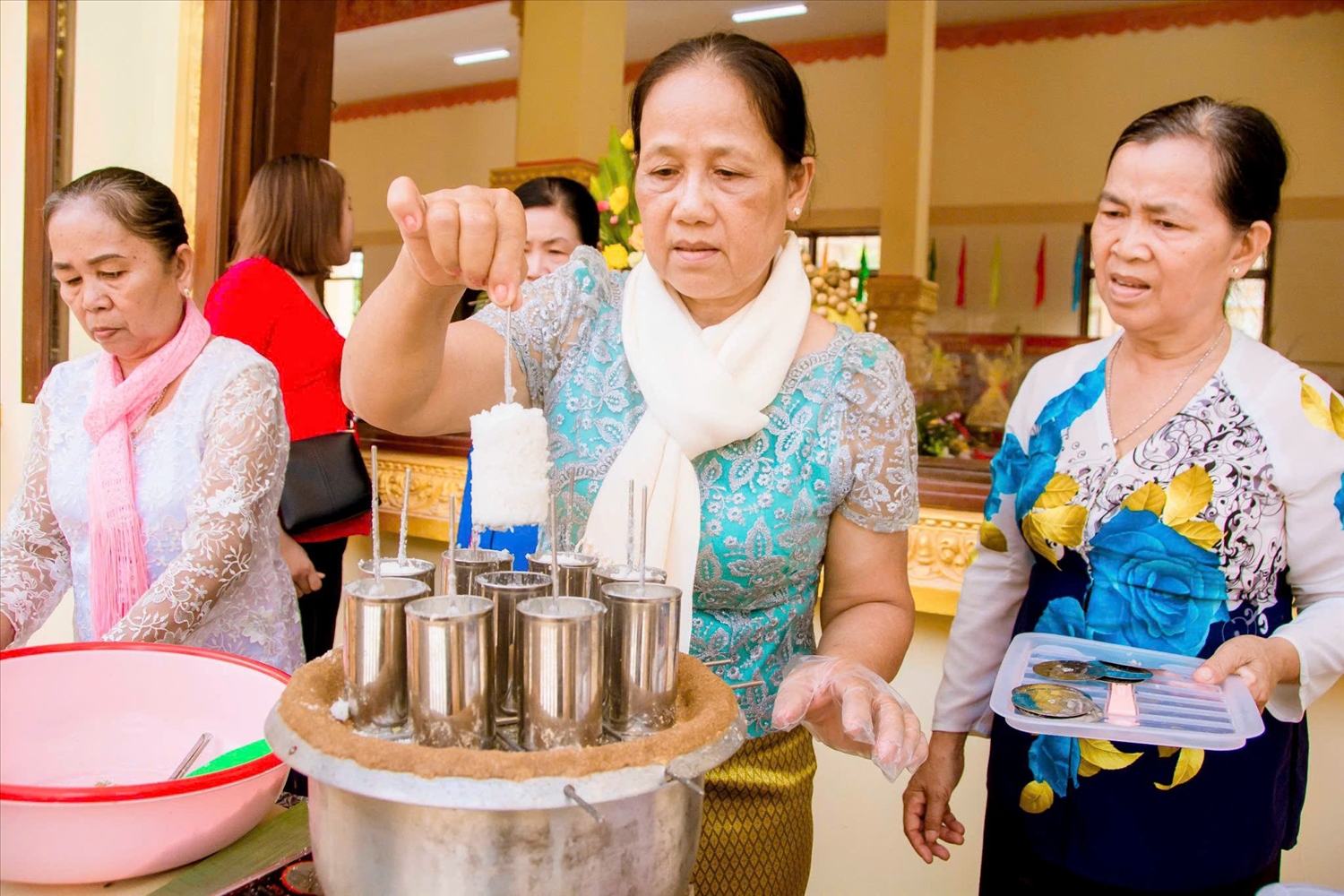 Đồng bào dân tộc Khmer tại Tp. Cần Thơ làm bánh ống truyền thống