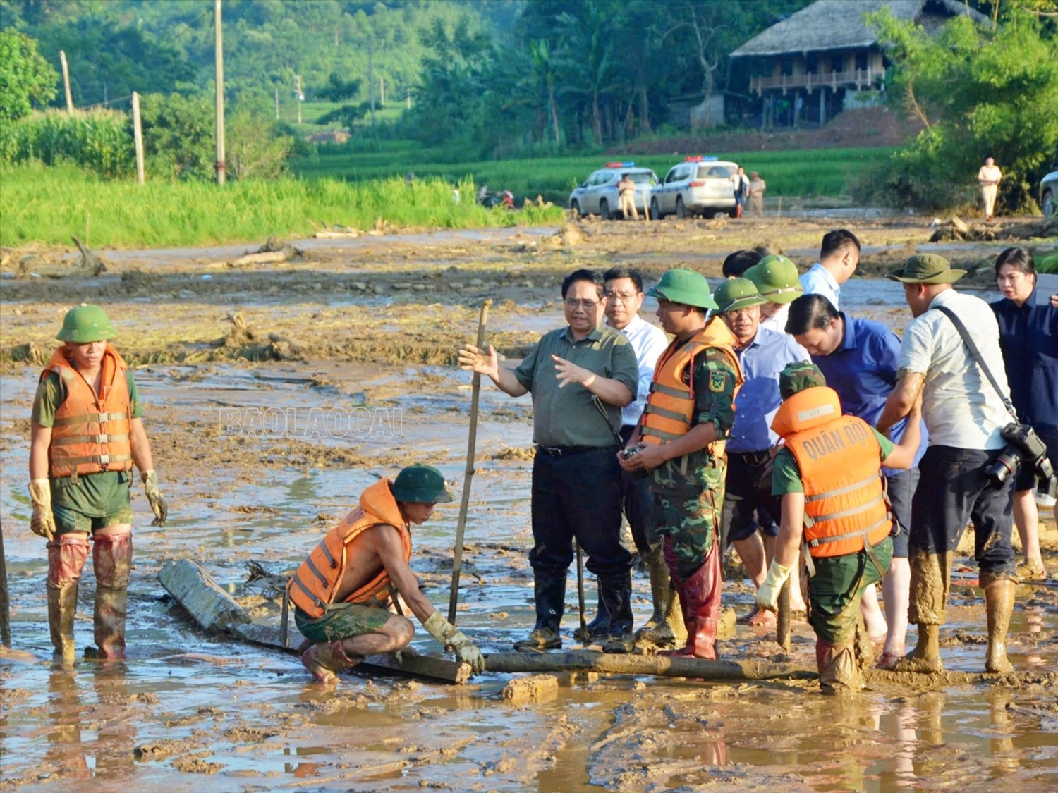 Thủ tướng kiểm tra, động viên lực lượng đang tham gia cứu hộ cứu nạn