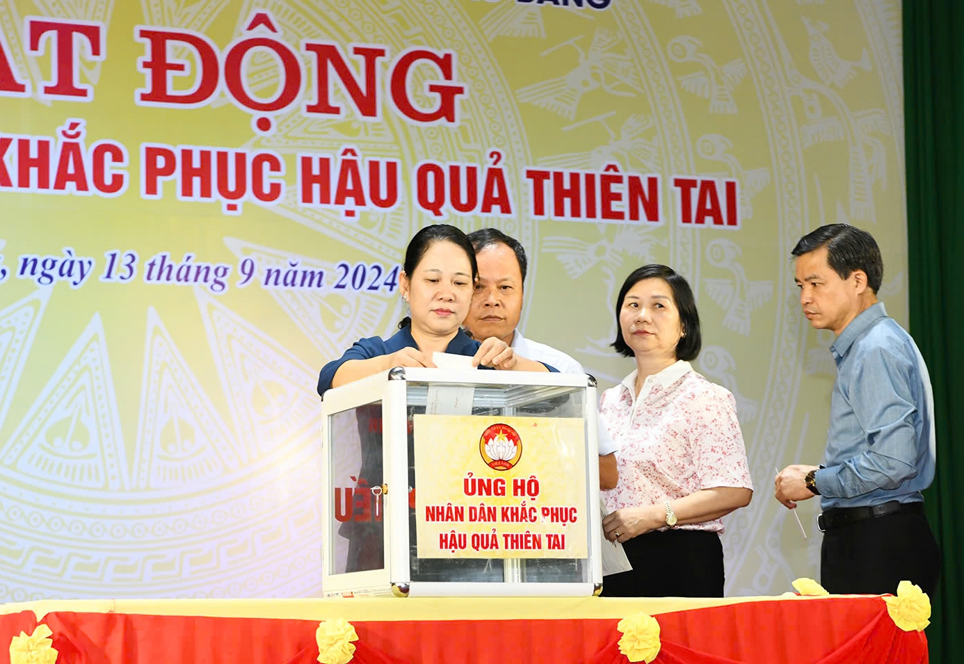 Thứ trưởng, Phó Chủ nhiệm Ủy ban Dân tộc Nông Thị Hà tham gia ủng hộ tại Lễ phát động.