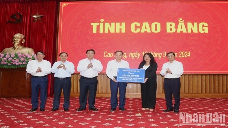 Công đoàn Bộ Ngoại giao hỗ trợ 250 triệu đồng cho các địa phương trong tỉnh Cao Bằng khắc phục hậu quả thiên tai